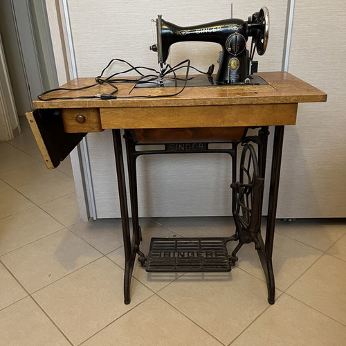 Singer Class15 Vintage Sewing Machine Used With Wooden Table