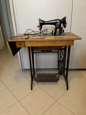 Singer Class15 Vintage Sewing Machine Used With Wooden Table