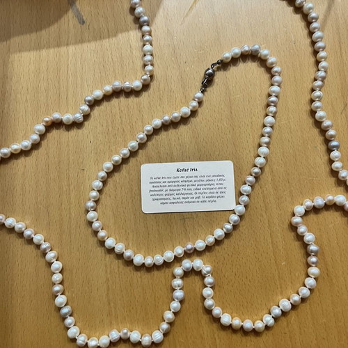 Iris necklace with natural freshwater pearls, beige