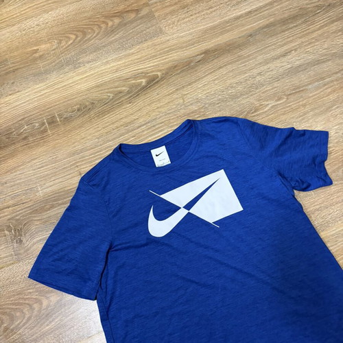 Nike Dri-FIT HBR Swoosh Graphic Youth T-shirt like new, size 158/170/XL