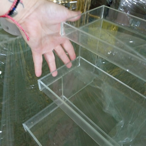 Plexiglass shelves set of 2 like new, ideal for store display