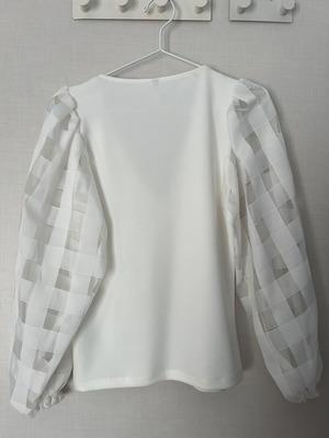 Imperial white blouse like new with wide sleeves and open neckline