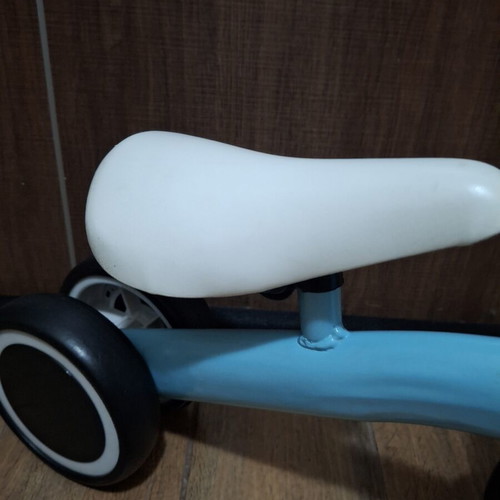Children's balance bike with 4 wheels, ergonomic seat