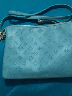 Women's shoulder bag lightly used