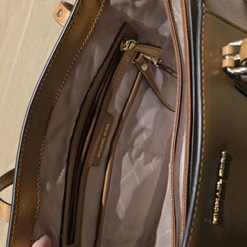 Michael Kors Voyager shoulder bag tan like new