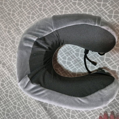 Travel neck pillow like new with foam and removable cover