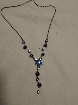 Necklace with flower black blue like new