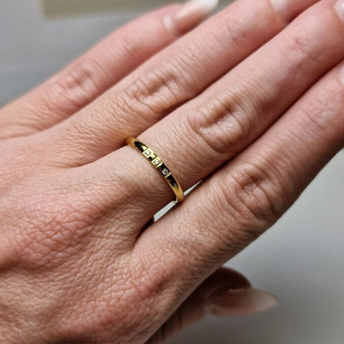 Stainless steel wedding ring with rhinestones new, gold color size 8