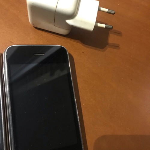 iPhone 3G and 3GS used with swollen battery and cracked screen