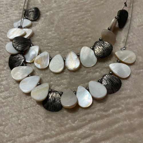 Necklace like new, white and silver