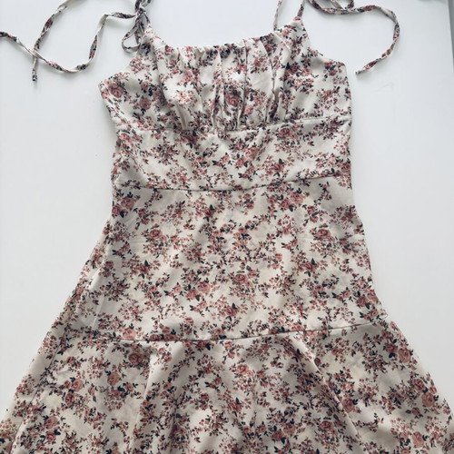 Floral short dress with tie straps