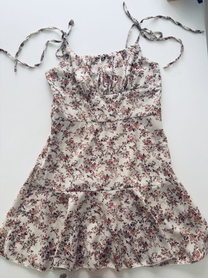 Floral short dress with tie straps