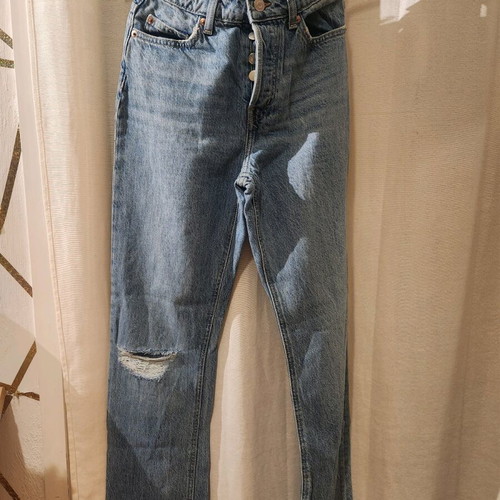 H&M mommy jean new, with rip on right knee, size XS