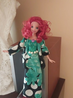 Συλλεκτική κούκλα Mattel 2012 με χειροποίητα ρούχα και μπότες