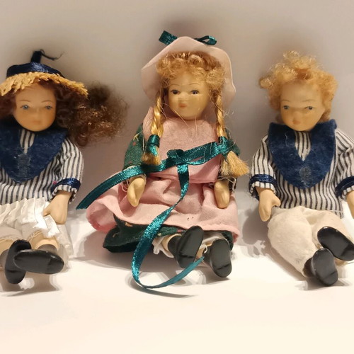 Small items and small dolls used from the Mediterranean house