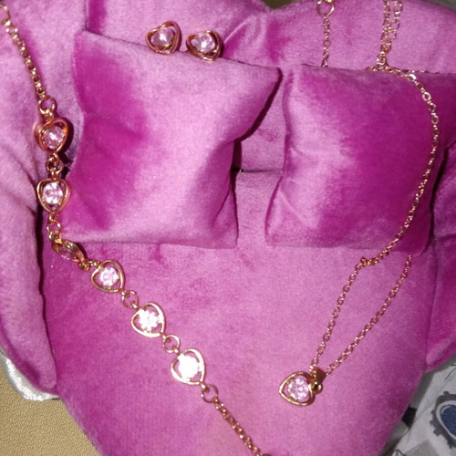 Jewelry set with bracelet, stud earrings and heart-shaped pendant new