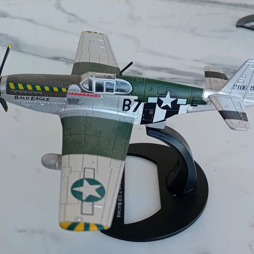P-51B Mustang collectible airplane like new, scale 1:72