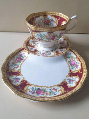 Royal Albert Lady Hamilton bone china set like new with 22k gold trim