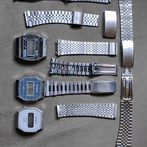 Vintage 3 old watches with various bracelets used, unknown if working