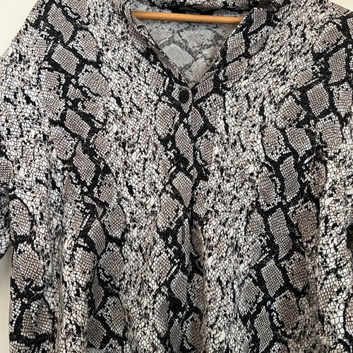 Bershka Animal Print Shirt like new, size M, black and grey