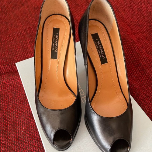 Bournazos leather pumps size 39 like new, black