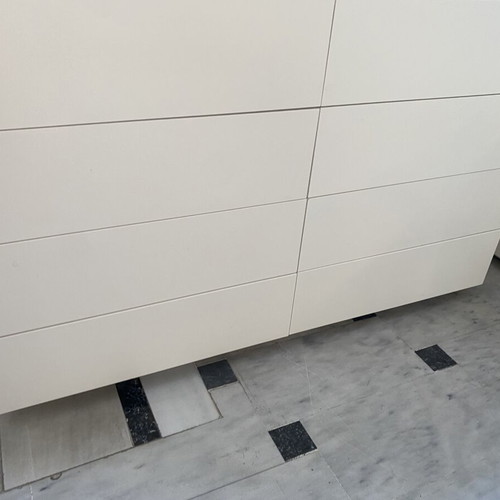 Lacquered white chest of drawers like new