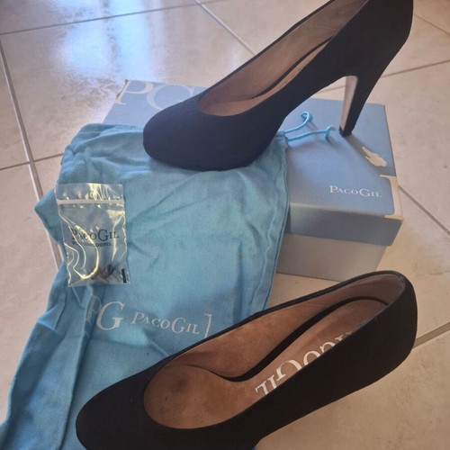 Paco Gil black suede pumps size 39 new with spare heels and case
