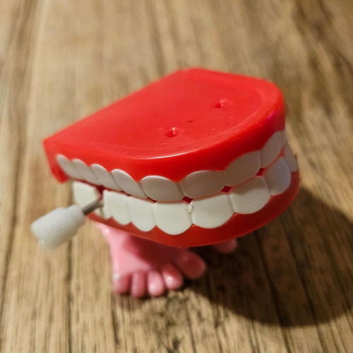 Wind-up Chattering Teeth toy new