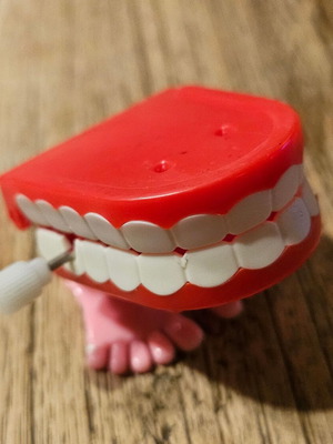 Wind-up Chattering Teeth toy new