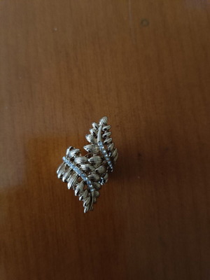 Ring made of steel with rhinestones like new, gold tone