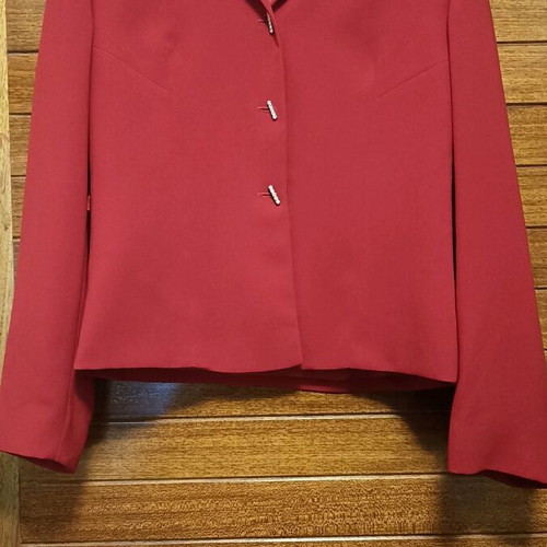 Red crepe suit with straight trousers like new, size M