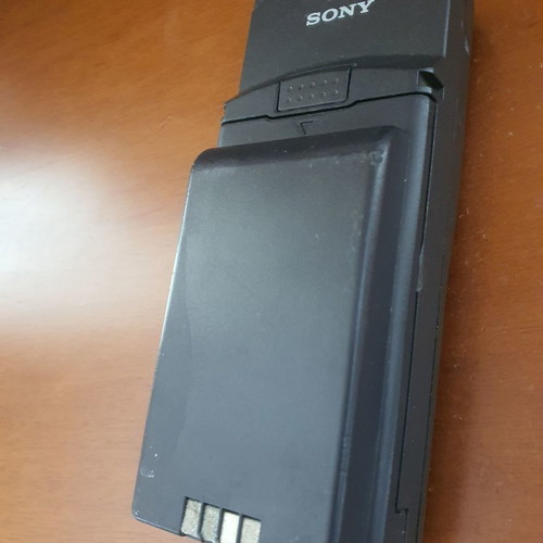 Sony collectible cell phone used with extra battery
