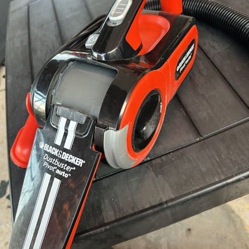 Black & Decker car vacuum cleaner with 12V lighter cable