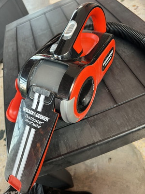 Black & Decker car vacuum cleaner with 12V lighter cable