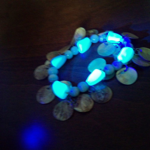 Glow in the dark bracelet with mother-of-pearl and cat's eye used