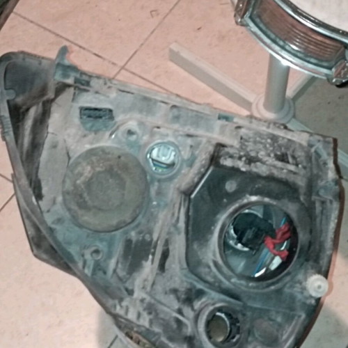Renault Clio II headlights used, one with broken mounts