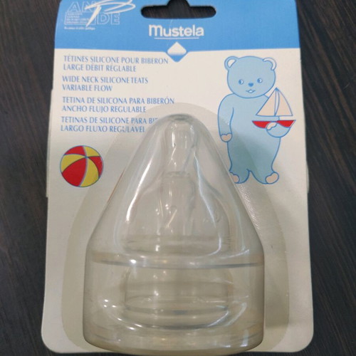 Mustela baby microwave sterilizer new with 4 biberon and nipples