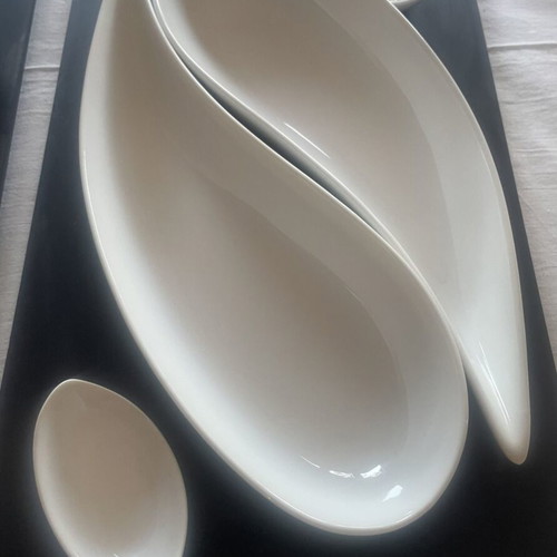 Yin Yang porcelain serving set with black wooden base, 2 large and 2 small platters