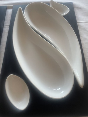 Yin Yang porcelain serving set with black wooden base, 2 large and 2 small platters