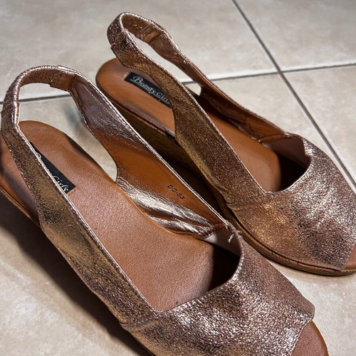 Bronze sandals with straw effect sole like new