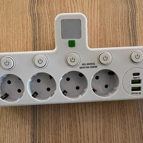 Power strip 4 outlets with independent switches and USB-C like new