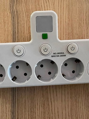 Power strip 4 outlets with independent switches and USB-C like new