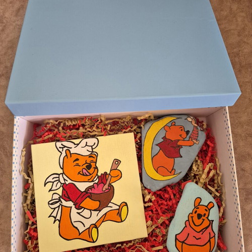 Winnie the Pooh giftbox with painted cardboard and stones