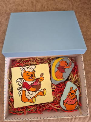 Winnie the Pooh giftbox with painted cardboard and stones