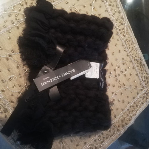 Wool collar with leather detail brand new