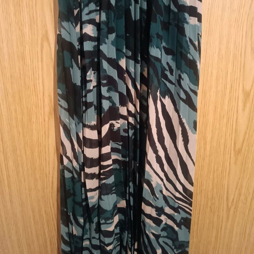 IFOS women's dress with 3/4 sleeve, pleated skirt and belt like new, black and green