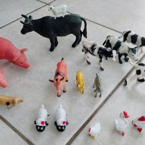 Farm plastic animal figures, pack of 17