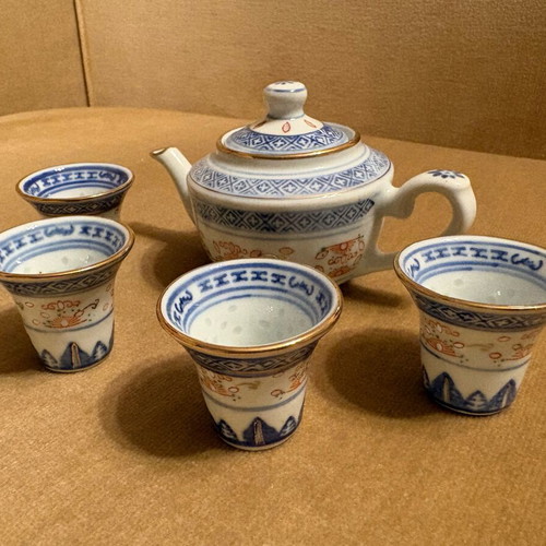 Chinese porcelain miniature teapot with 4 small cups like new