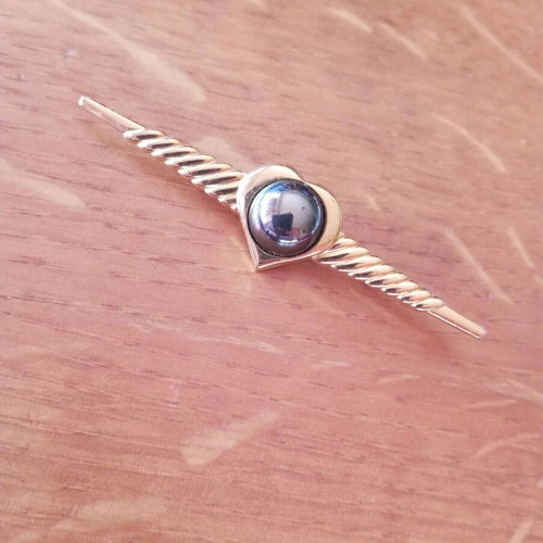 Vintage brooch in gold color with hematite stone, like new