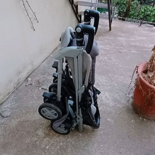 3-in-1 stroller like new, includes carrycot and car seat set